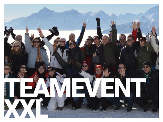 viele Menschen auf dem Berg mit Schnee